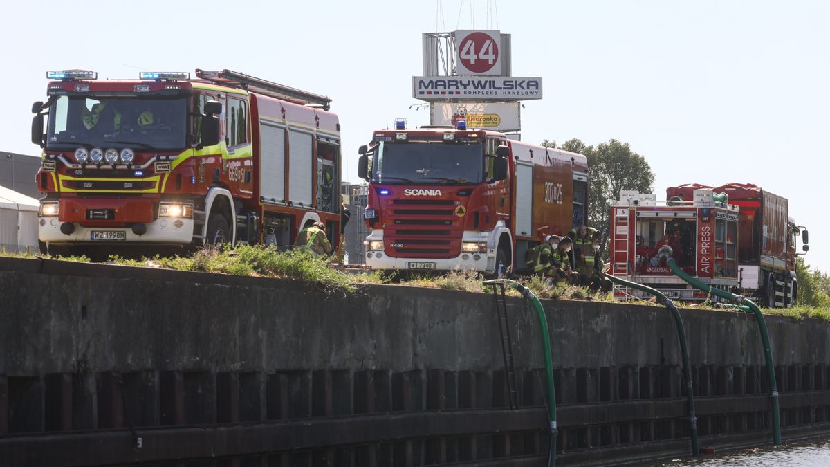 Warszawa, 12.05.2024. Dogaszanie pożaru kompleksu handlowego przy ul. Marywilskiej 44 w Warszawie, 12 bm. Ogniem objęte było ponad 80 proc. hali. Działania ratownicze prowadziło 50 zastępów, w tym SGRChem. (aldg) PAP/Leszek Szymański***Do tego materiału zdjęciowego dostępna jest również depesza w systemie CSI, pt.: Warszawa/ Strażacy dogaszają pożar kompleksu handlowego Marywilska 44**