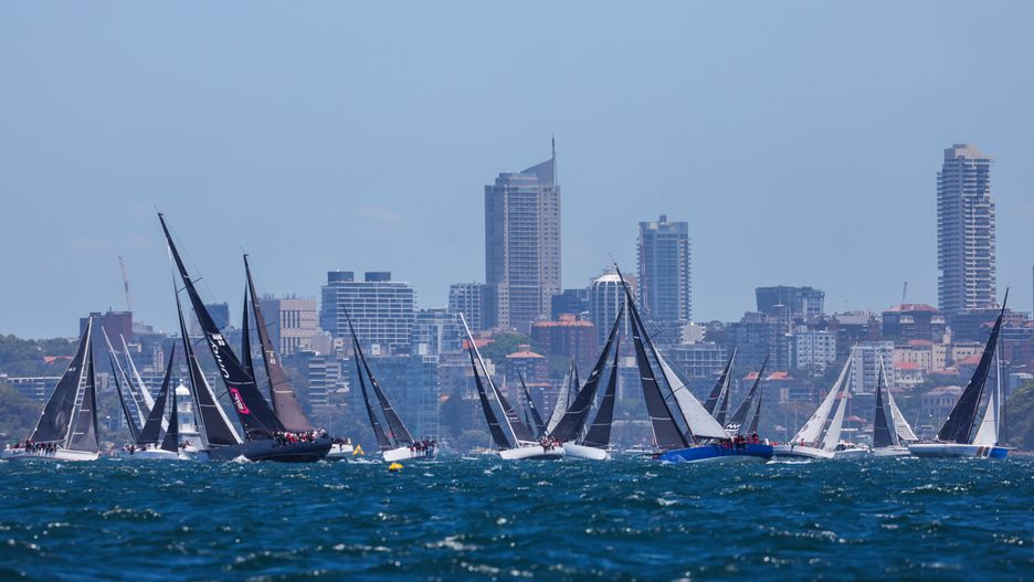 epaselect epa11793427 Yachts compete at the start of the 2024 Sydney Hobart Yacht Race in Sydney, Australia, 26 December 2024. EPA/MARK EVANS AUSTRALIA AND NEW ZEALAND OUT Dostawca: PAP/EPA.