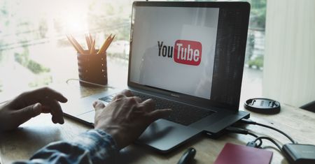 Youtuberzy zapłacą podatek? KRRiT robi spis