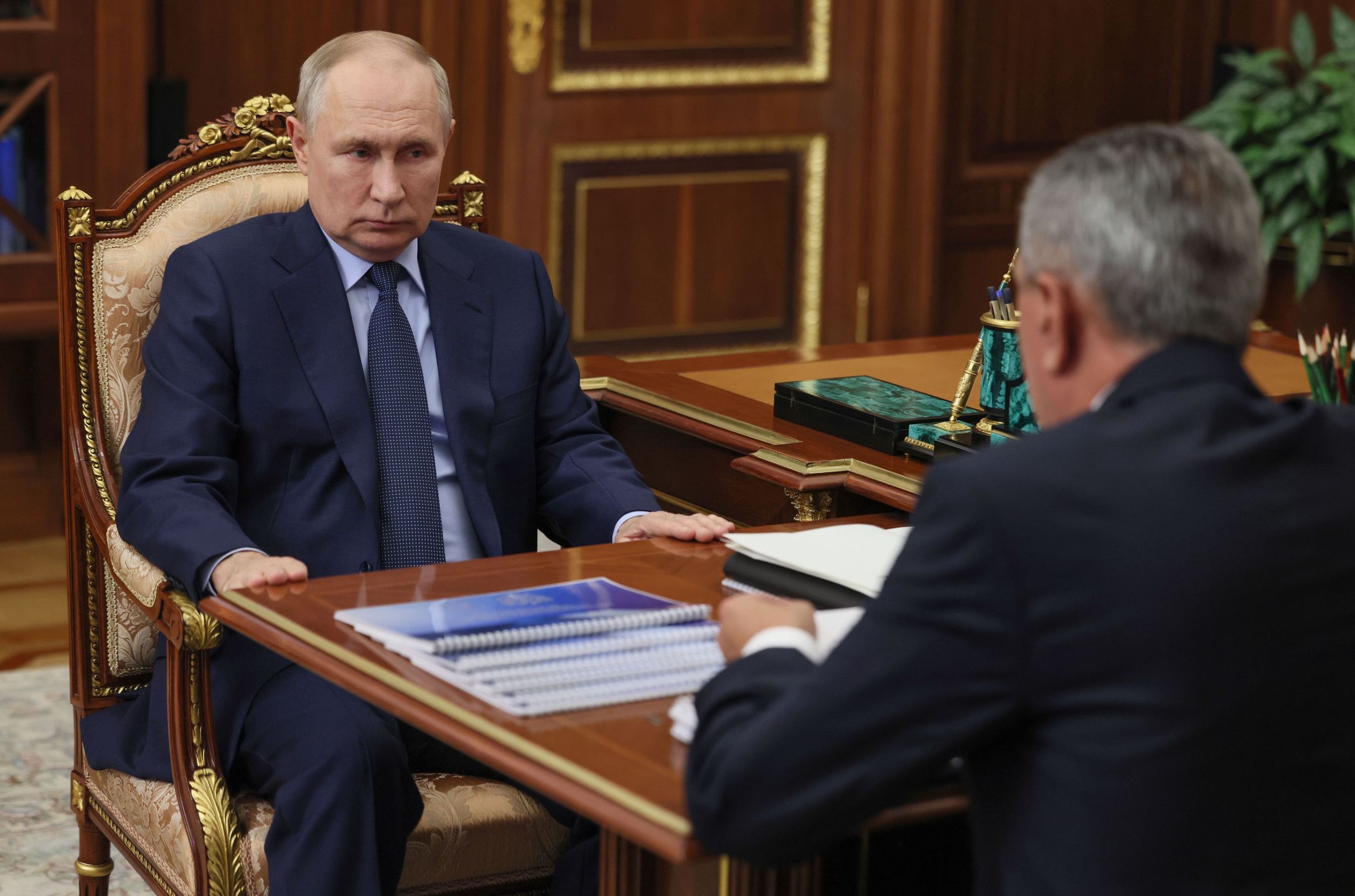 Russian President Vladimir Putin (L) speaks with the head of the Republic of North Ossetia-Alania Sergei Menyailo during their meeting at the Kremlin in Moscow, Russia, 02 October 2023. EPA/MIKHAIL METZEL/SPUTNIK/KREMLIN POOL MANDATORY CREDIT Dostawca: PAP/EPA.