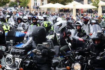 Gniezno: Ryk silników! Motocykliści zakończyli sezon na Rynku. Setki motocykli!