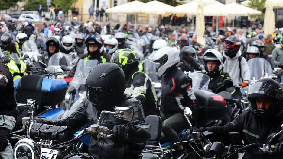 Ryk silników w środku Gniezna! Motocykliści zakończyli sezon na Rynku. Setki motocykli!