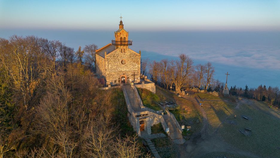 Na szczycie Ślęży znajduje się niewielki kościół
