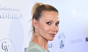 Wskoczyła w suknię z dekoltem. Ten kolor wraca do łask