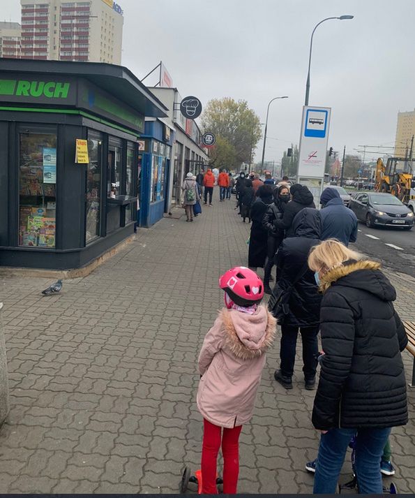 Dzisiejsza kolejka przed cukiernią na warszawskiej Pradze. (Twitter)