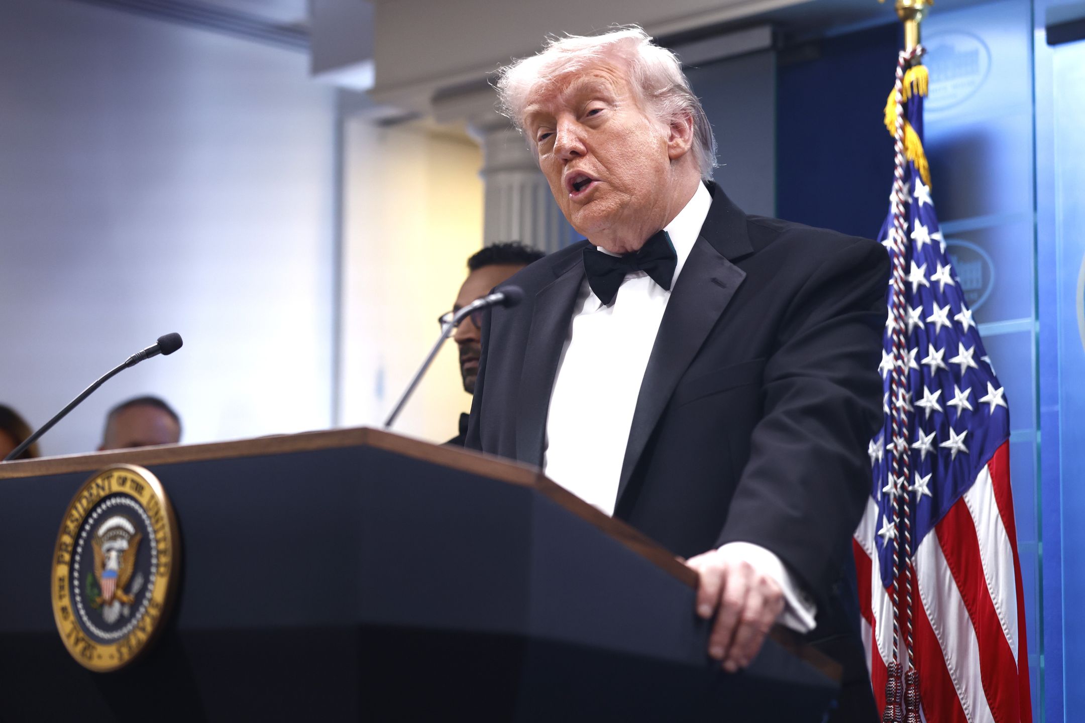 epaselect epa12914532 US President Donald Trump speaks to reporters to reporters in the White House press briefing room after shots were fired outside the Washington Hilton ballroom hosting the White House Correspondents? Association Dinner in Washington, DC, 25 April 2026. The alleged shooter is in custody. EPA/WILL OLIVER Dostawca: PAP/EPA.