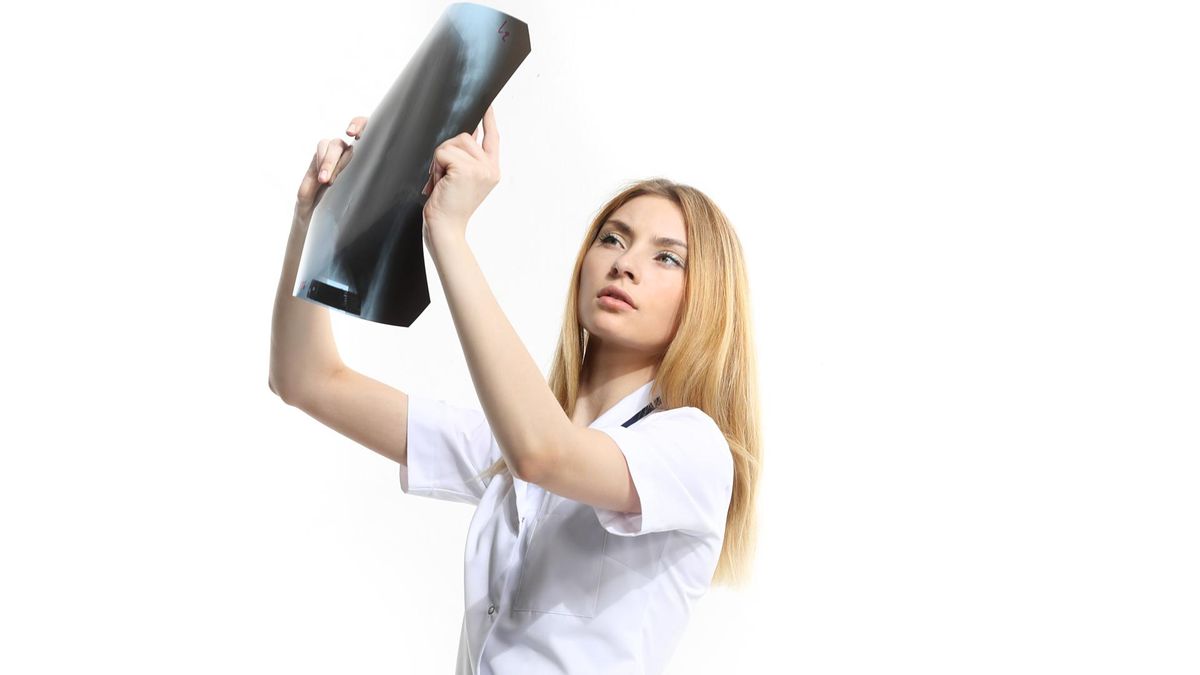 Zdjęcie RTG klatki piersiowej jest oceniane przez lekarza m.in. pod kątem chorób i urazów