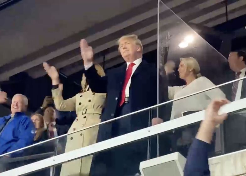 Donald Trump na trybunach. Jego gest wywołał skrajne emocje