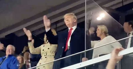 Donald Trump na trybunach. Jego gest wywołał skrajne emocje
