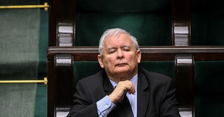 PiS traci przewagę nad KO, ale nadal prowadzi. Najnowszy sondaż CBOS