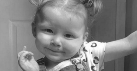 Dziecko bawiło się pilotem. Nie żyje 2-letnia Brytyjka
