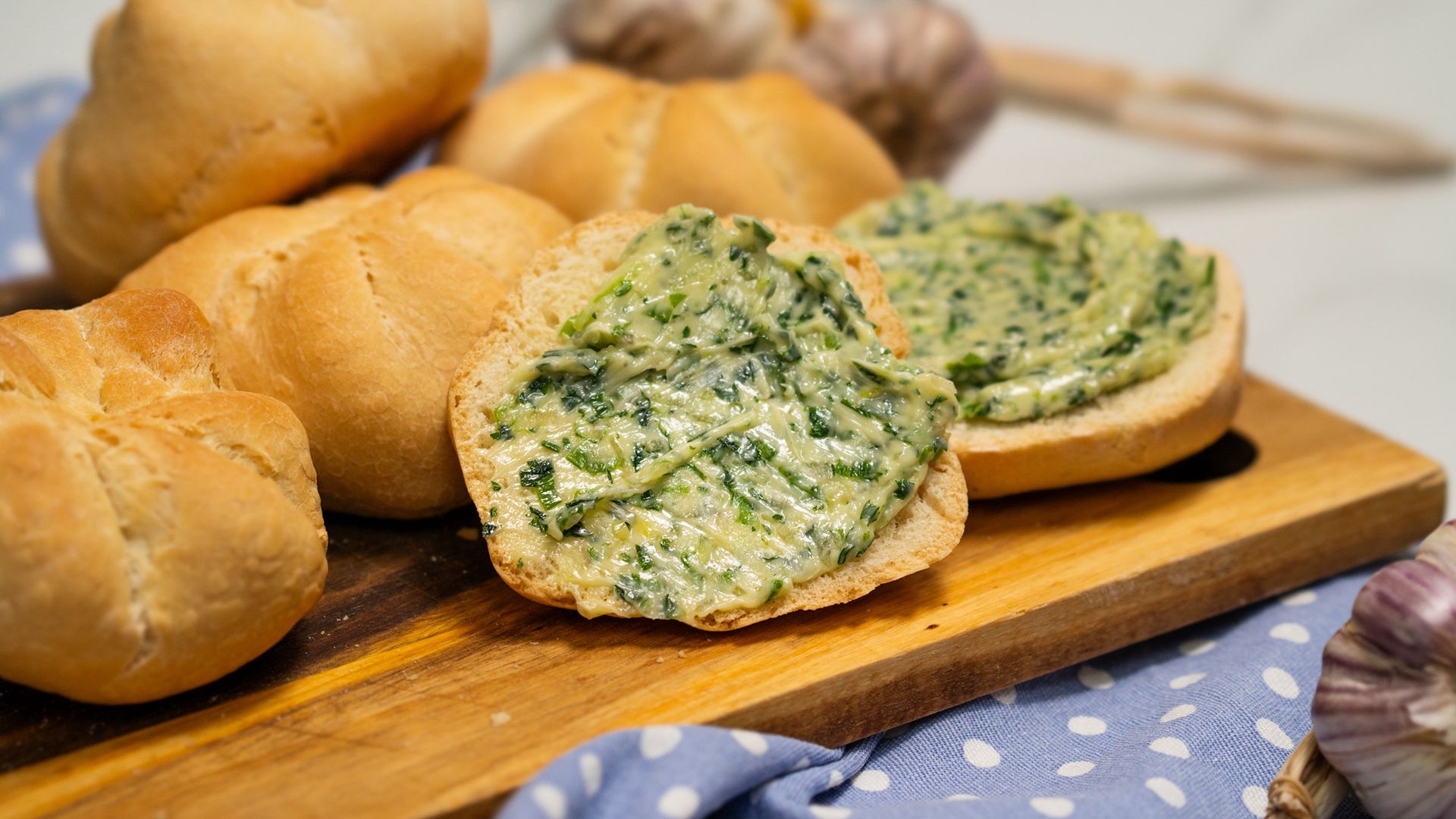 Kajzerki z masłem ziołowym