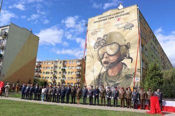 Łęczyca: Nowy mural upamiętnia 1. Dywizjon Lotniczy z Leźnicy Wielkiej