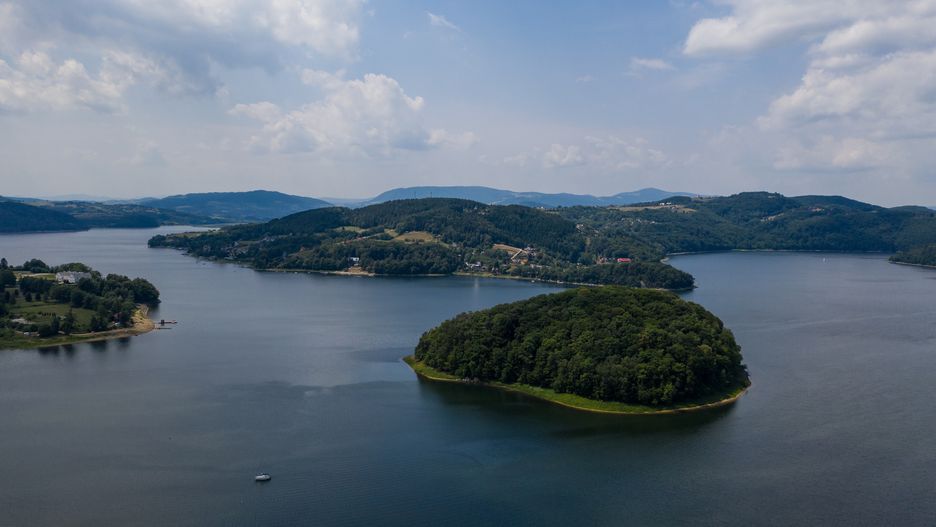 Znamirowice znajdują się nad Jeziorem Rożnowskim w woj. małopolskim. 