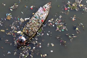 Rzeka pali ich skórę. Jedyne źródło wody dla 30 mln osób