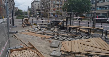 Warszawa. "Kieszonkowy" park na Pradze. Trwa budowa parkletu