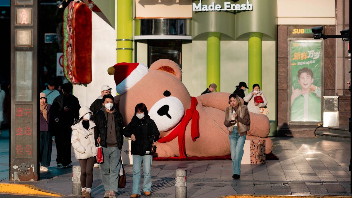 People walk on the street past Christmas and New Year decoration in Shanghai, China, 03 December 2025. EPA/ALEX PLAVEVSKI Dostawca: PAP/EPA.