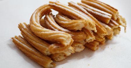 Przepis na walentynki. Słodkie cynamonowe churros