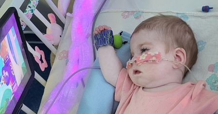 Walczą w sądzie o życie córki. "Reaguje na nasze głosy i dotyk"