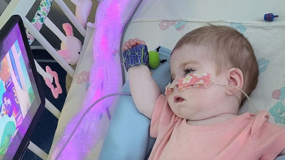 Walczą w sądzie o życie córki. "Reaguje na nasze głosy i dotyk"