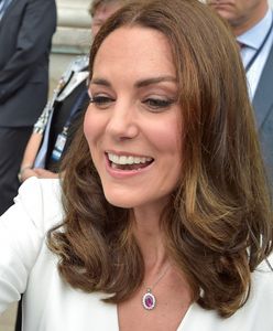 Podczas zastrzyku odwróciła wzrok. Dziękowała pielęgniarkom