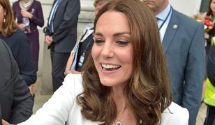 Podczas zastrzyku odwróciła wzrok. Dziękowała pielęgniarkom