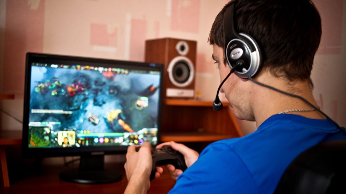 Relatywnie mało wymagające i często darmowe gry e-sportowe są świetnym sposobem na zabawę przy użyciu komputera klasy biurowej. Źródło: Depositphotos