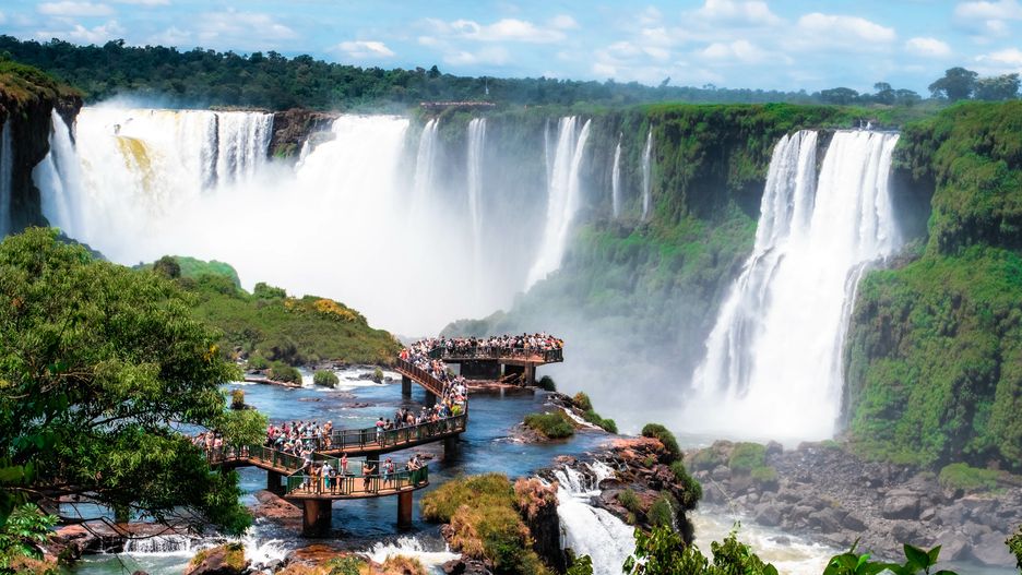 Wodospad robi wrażenie dla podróżnych 