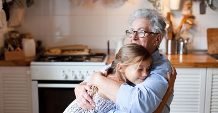 Babcia na etacie u córki. "Płacę jej, bo to ciężka praca"