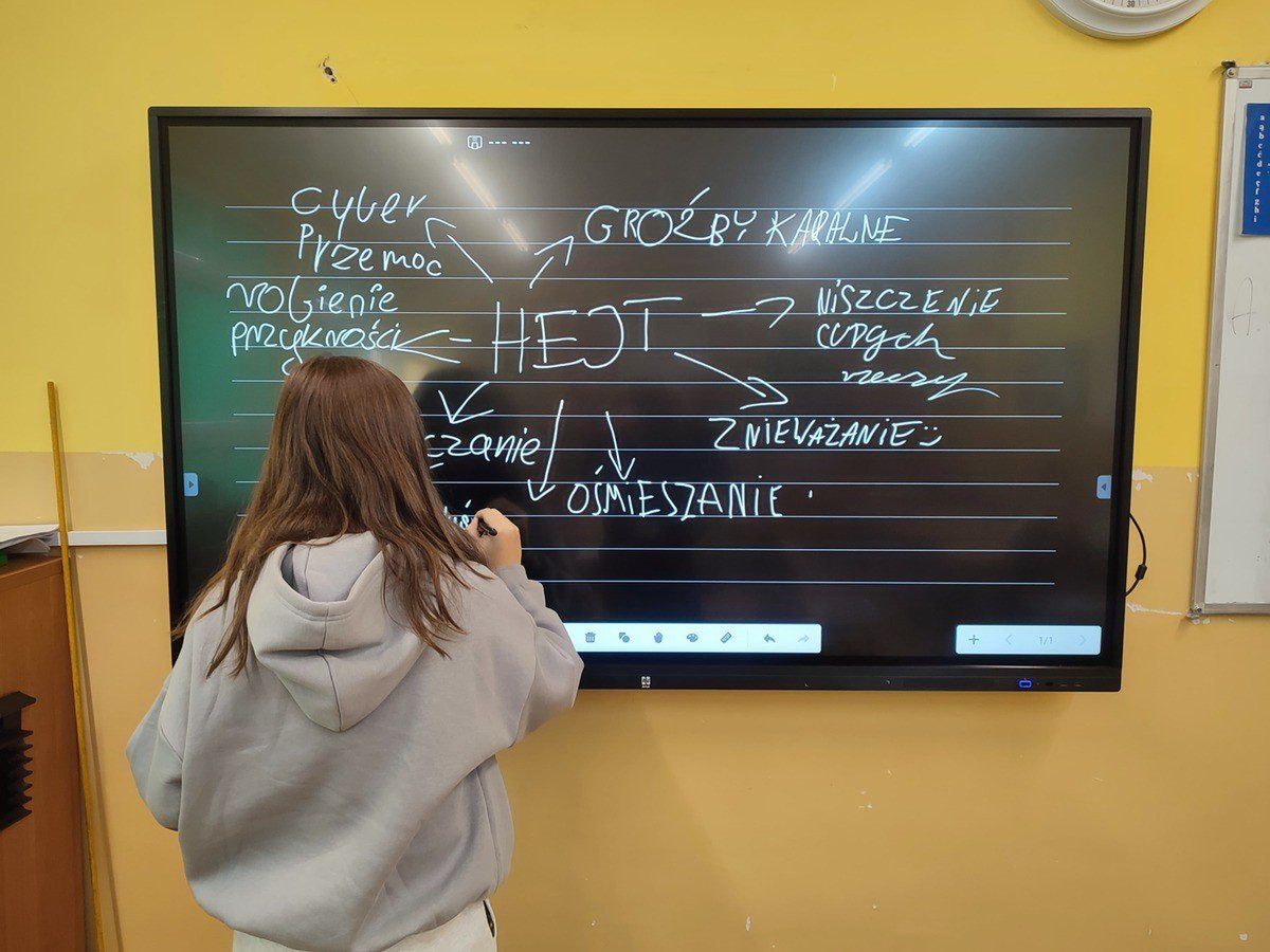 Policjantka z KMP w Legnicy o hejcie i mowie nienawiści w Szkole Podstawowej nr 7