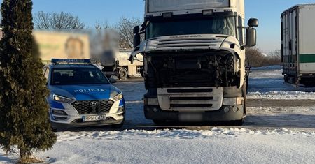 Ciężarówka 3 dni stała na parkingu. W środku 57-latek i szron