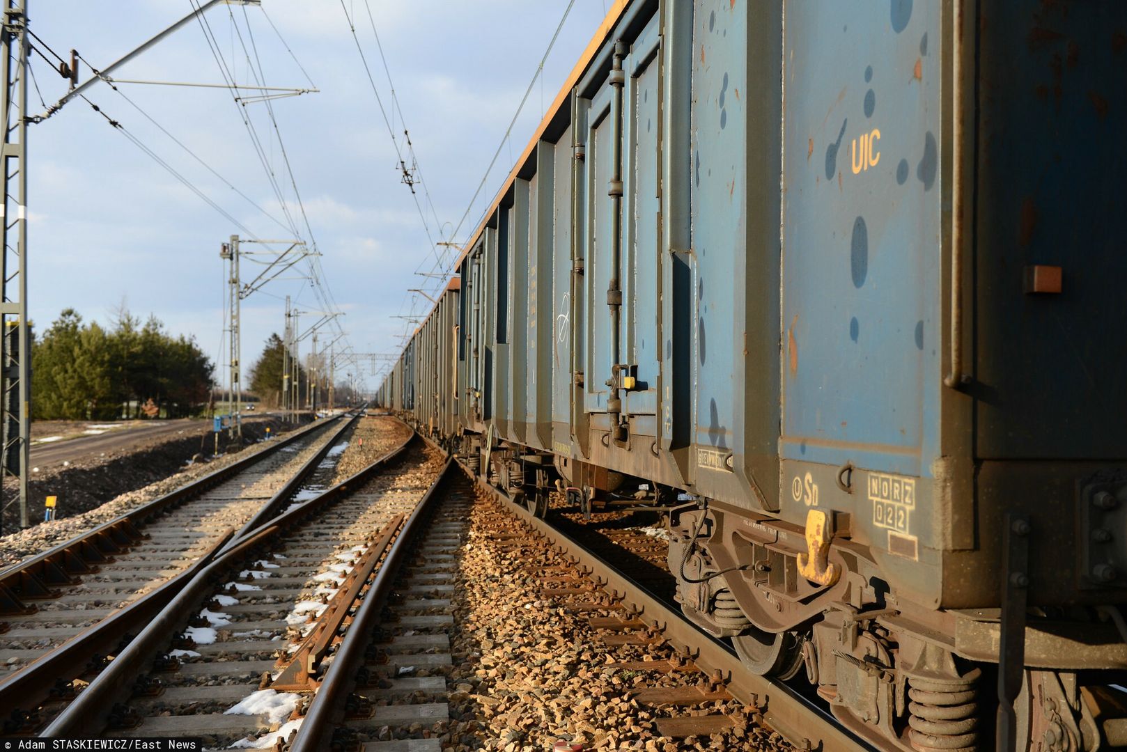 Tragedia na torach w Ru?cuFot. Adam Staskiewicz / East News. Rusiec, woj Lodzkie. 21.03.2018. Niestrzezony przejazd kolejowy w Ruscu. Zderzenie samochodu osobowego marki seat z pociagiem towarowym. Po badaniu okazalo sie ze kierowca byl pod wplywem alkoholu , mial 1,5 promila w wydychanym powietrzu. Maszynista byl trzezwy. Kierujacy samochodem marki seat wjechal wprost pod nadjezdzajacy pociag towarowy jadacy z KWK Julian z Piekar Slaskich do Inowroclawia. Pociag wiozl mial weglowy o masie 3136 ton, zestaw liczy 40 wagonow o lacznej dlugosci 578 m wraz z lokomotywa. Predkosc zestawu w trakcie zderzenia to ok 40-50 km/h N/Z wrak seata , pociag towarowy , policja.Adam Staskiewicz