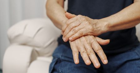 Pierwszy sygnał parkinsona. Pojawia się nawet 30 lat wcześniej