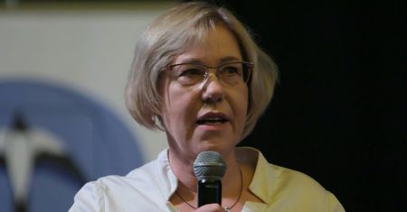 Małopolska kurator oświaty Barbara Nowak z różańcem na kontrmanifestacji