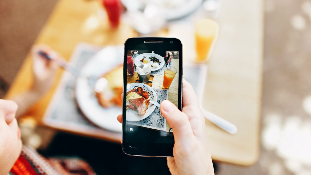 Wystarczy zrobić zdjęcie jedzenia, a aplikacja SnapCalorie sama obliczy wszystko, co istotne. 