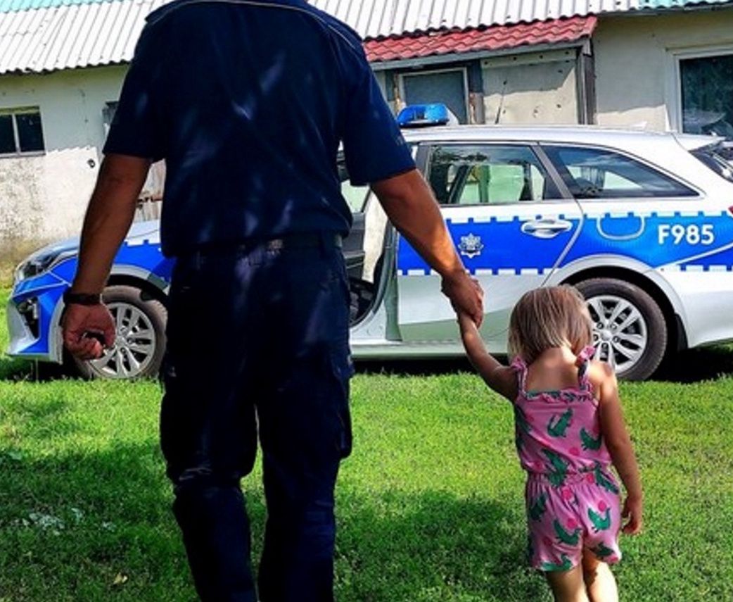 policja, dziecko, narażenie życia, zarzuty prokuratorskie Dziecko zostało w aucie na noc. Jest decyzja ws. ojca