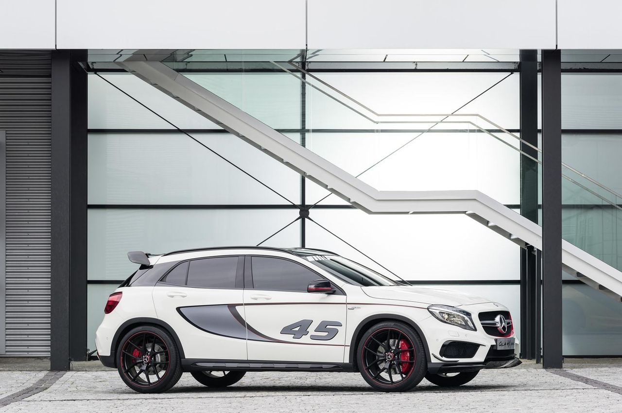 Mercedes GLA 45 AMG - supercrossover z Los Angeles