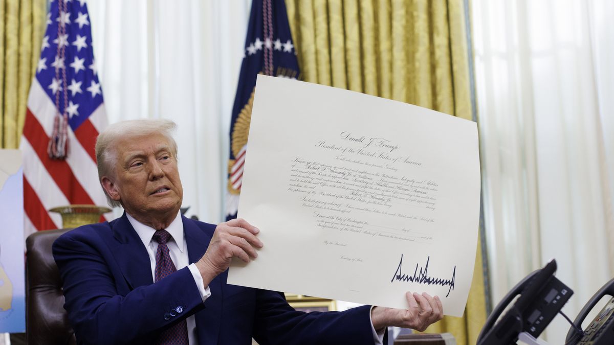 US President Donald Trump holds up the commissioning document before Robert F. Kennedy Jr. (not pictured) is sworn in as Secretary of Health and Human Services in the Oval Office of the White House in Washington, DC, USA, 13 February 2025. EPA/JASON ANDREW / POOL Dostawca: PAP/EPA.