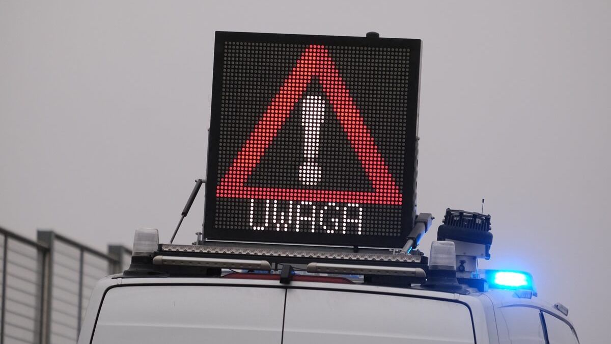 Radiowóz do obsługi wypadków drogowych z tablicą „UWAGA WYPADEK”