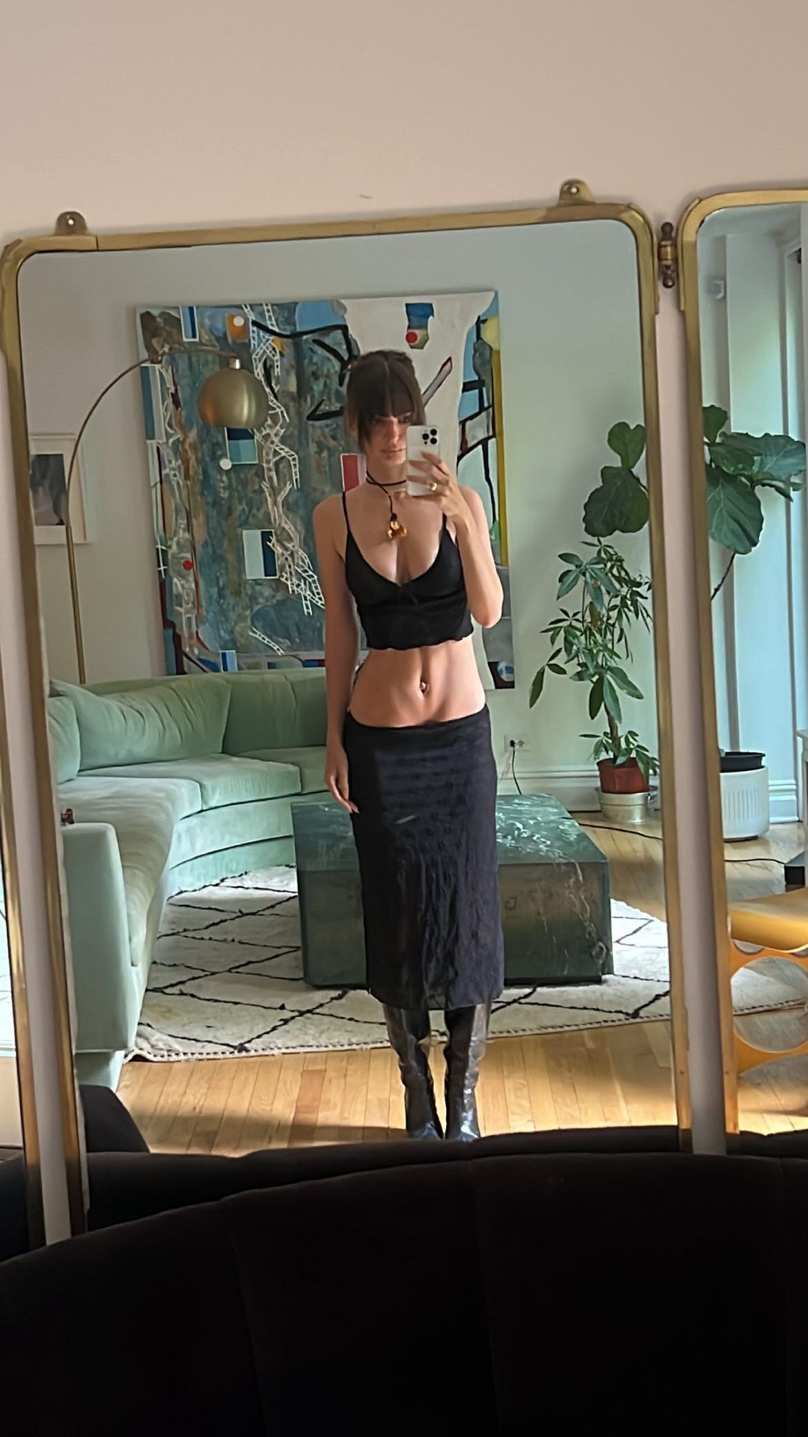Emily Ratajkowski w czarnej spódnicy i krótkim topie