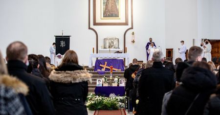 Kilkaset osób żegnało Aleksandrę i Oliwię z Częstochowy