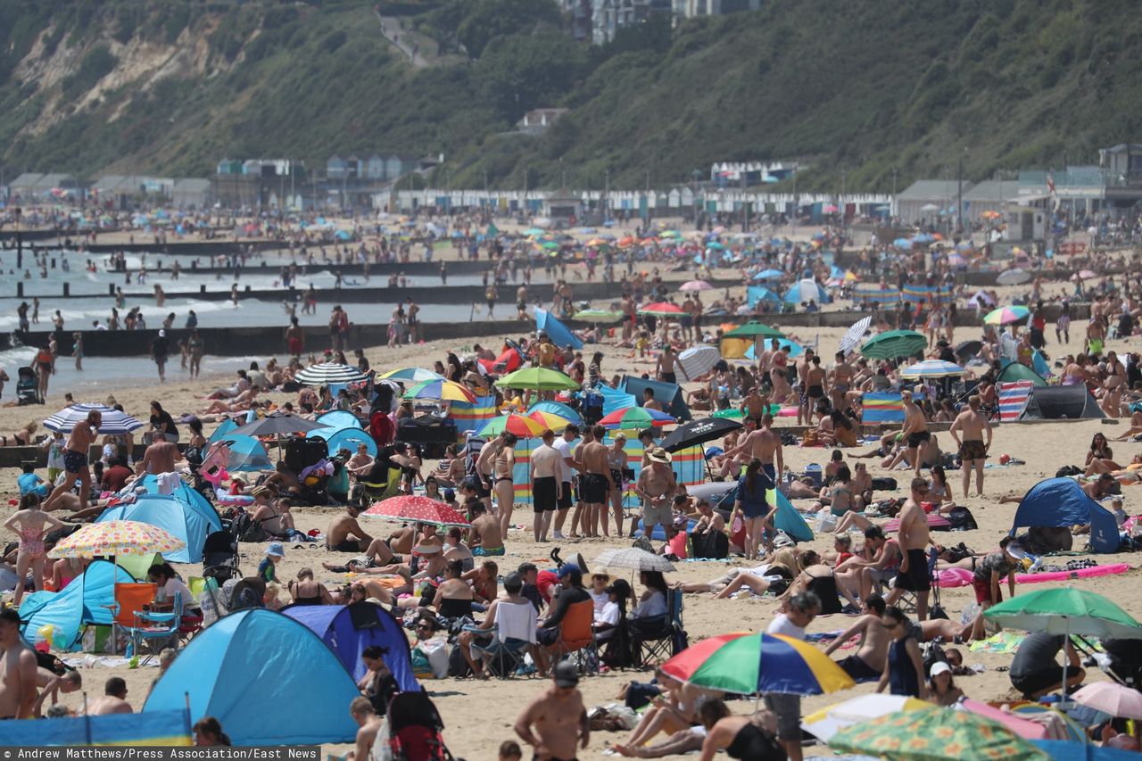 Tłumy na plaży w Bournemouth. Brytyjczycy zapomnieli o pandemii