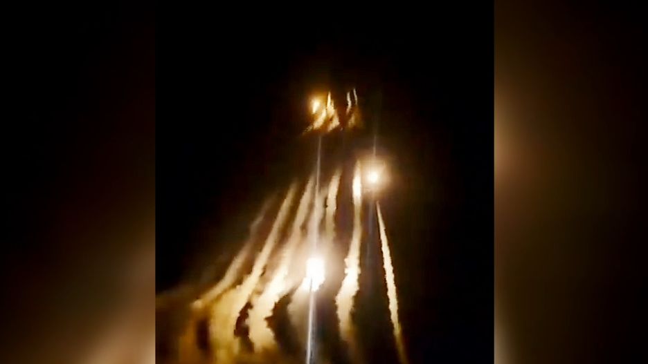 Ukraińcy wystrzelili salwę rakiet z amerykańskich systemów rakietowych HIMARS w stronę rosyjskich celów tuż przed piątkowym porankiem. 