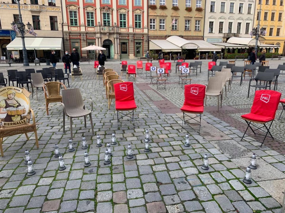 Nowe obostrzenia. Dramatyczny protest restauratorów we Wrocławiu. Martwe krzesła symbolem śmierci lokali