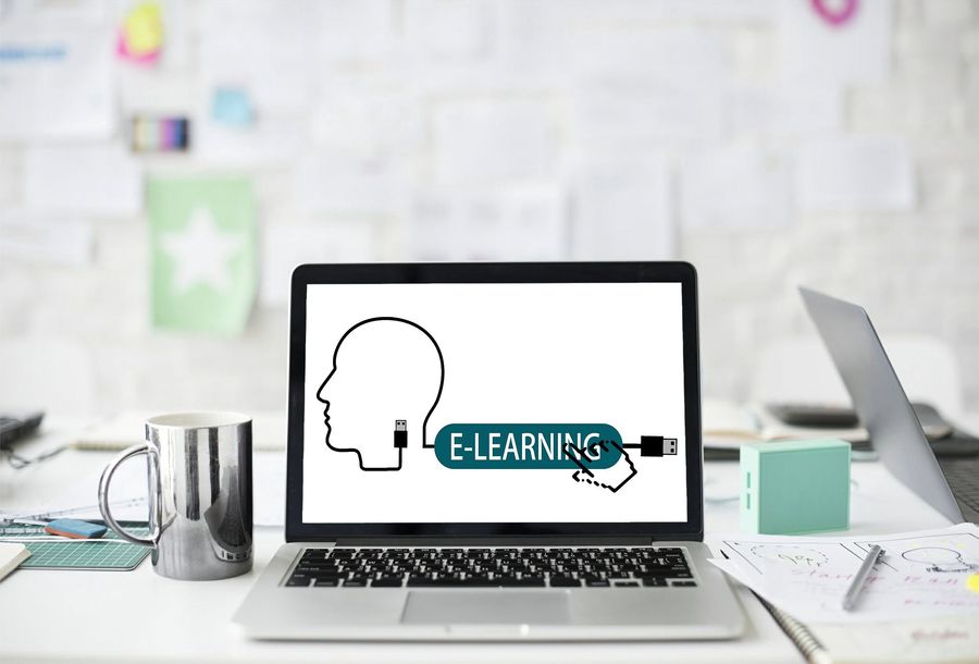 komputer z napisem e-learning