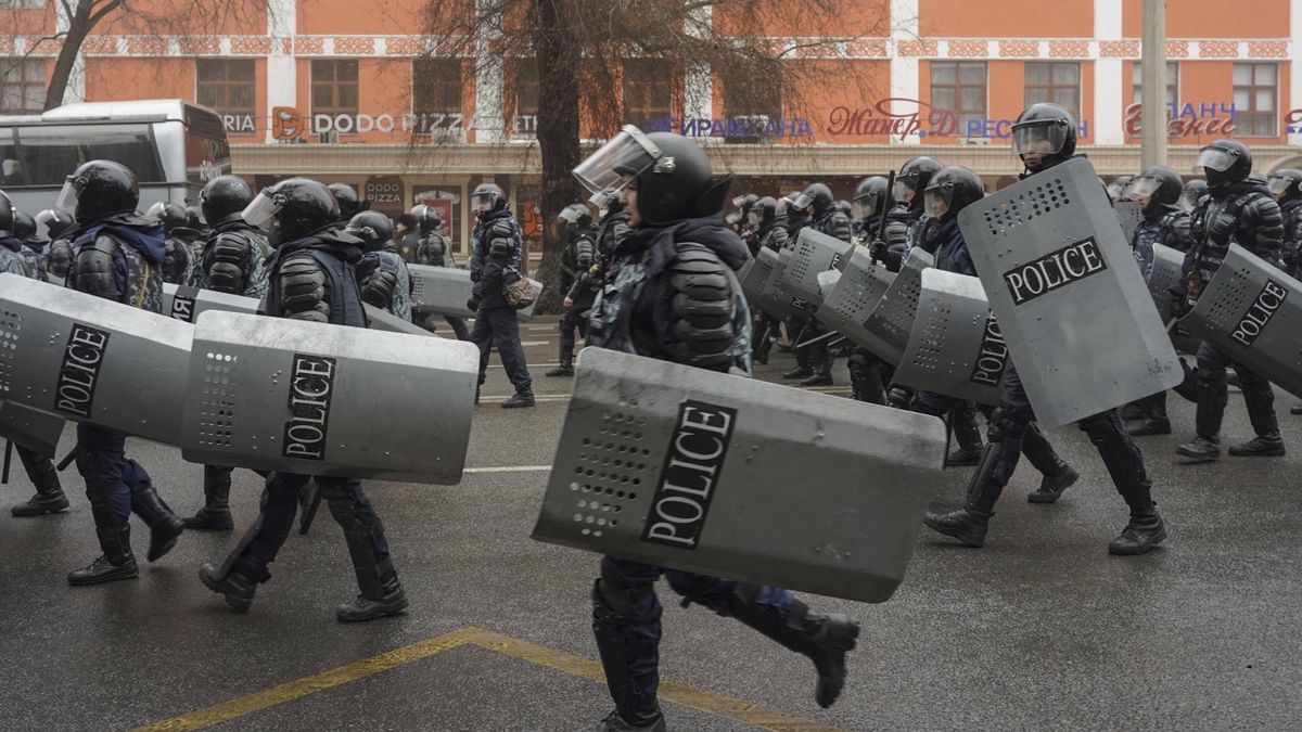 Rally over a hike in energy prices in Kazakhstanepa09667763 Riot police officers patrol in a street during rally over a hike in energy prices in Almaty, Kazakhstan, 05 January 2022. Protesters stormed the mayor's office in Almaty, as Kazakh President Kassym-Jomart Tokayev declared a state of emergency in the capital until 19 January 2022.  EPA/STR Dostawca: PAP/EPA.STR