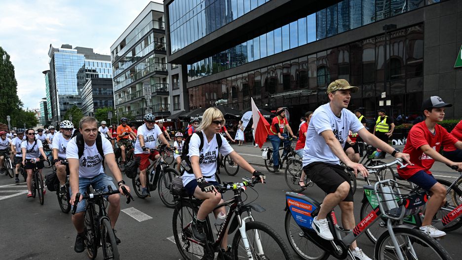 Warszawa, 03.08.2025. Rowerowa Masa Krytyczna szlakiem batalionu "Zaremba-Piorun" w stołecznym Parku Wolności, 3 bm. W stolicy trwają obchody 81. rocznicy Powstania Warszawskiego - wystąpienia zbrojnego przeciwko okupującym Warszawę wojskom niemieckim, zorganizowanego przez Armię Krajową. (ad) PAP/Radek Pietruszka