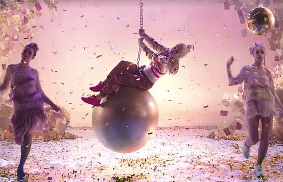 Margaret w stylu teledysku Miley Cyrus reklamuje buty Deichmann (wideo)