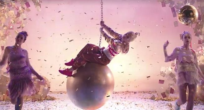 Margaret w stylu teledysku Miley Cyrus reklamuje buty Deichmann (wideo)