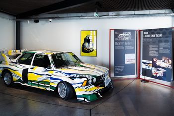 Aż 11 BMW Art Carów na jednej wystawie. Trwają obchody 50. urodzin legendarnej serii aut